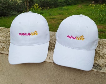 Mamacita Minicita | Lot de deux chapeaux assortis | Broderie machine | Casquettes de baseball réglables