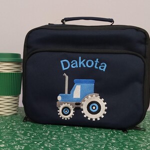 Tracteur et nom ou texte sur la boîte à lunch, personnalisé, brodé à la machine, idéal pour l'école, les pique-niques, la maternelle