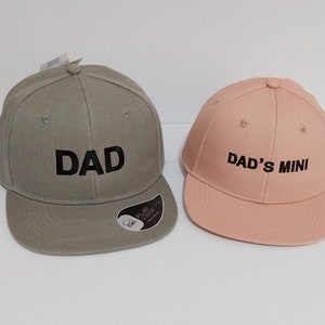 Papas Mini Papas Passende Hüte Set aus zwei Snapback-Mützen Für Erwachsene und Kinder oder Babys Maschinengestickt Verstellbarer Verschluss Bild 2