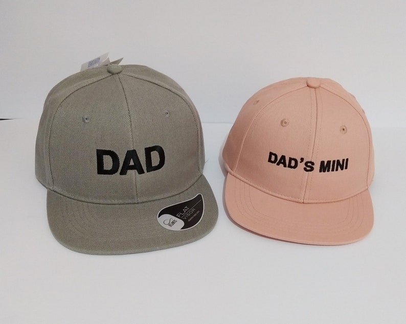 Papas Mini Papas Passende Hüte Set aus zwei Snapback-Mützen Für Erwachsene und Kinder oder Babys Maschinengestickt Verstellbarer Verschluss Bild 2