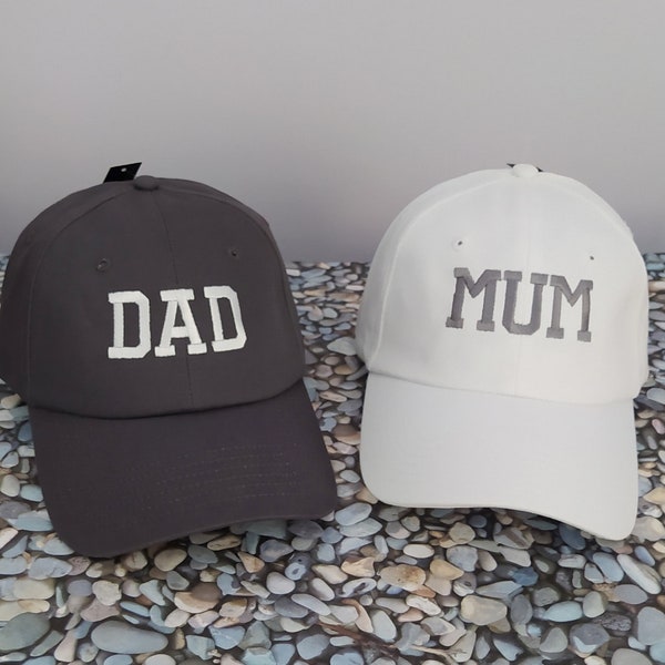 Papa | Maman/Maman | Lot de deux casquettes | Broderie machine | Casquettes de baseball réglables
