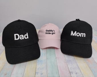 Papa, Mama, Papas kleines Mädchen | Passende Hüte | Set aus drei Hüten | Maschinenstickerei | Verstellbare Baseballkappen