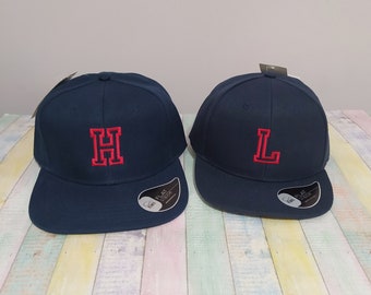 Initialen oder Namen | Passende Hüte | Set aus zwei Snapback-Caps | Für Erwachsene und Kinder oder Babys | Maschinell bestickt | Verstellbarer Verschluss