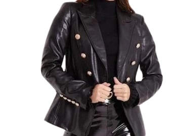 Pode incluir: Um blazer preto de couro com botões dourados. O blazer tem fecho de dupla abotoadura e uma silhueta ajustada.