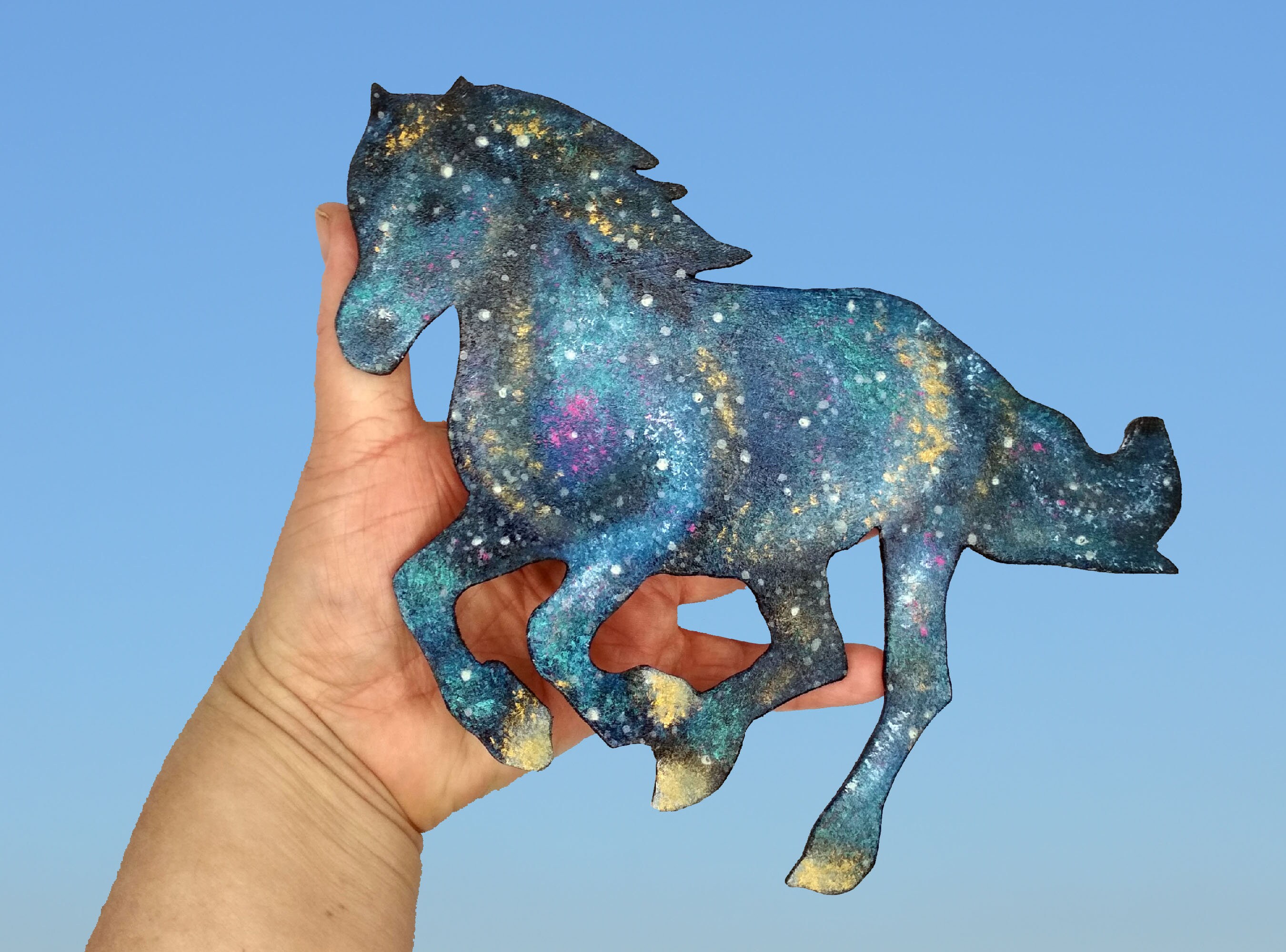 Forme Décorative Cheval Au Galop, Décor Galaxie, avec Des Étoiles Qui Brillent Dans Le Noir. Idéal P