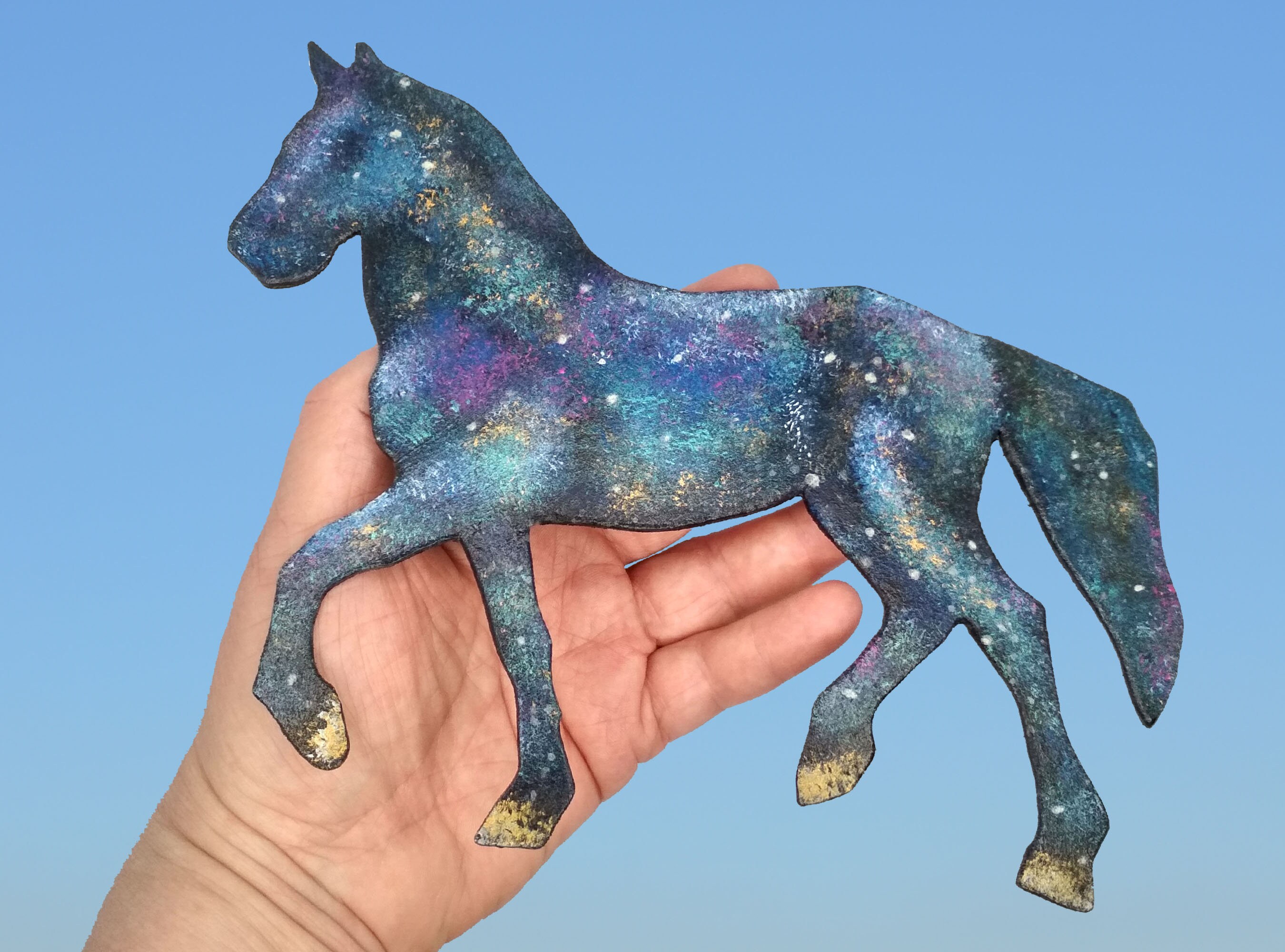Forme Décorative Cheval Au Trot, Décor Galaxie, avec Des Étoiles Qui Brillent Dans Le Noir. Idéal Po