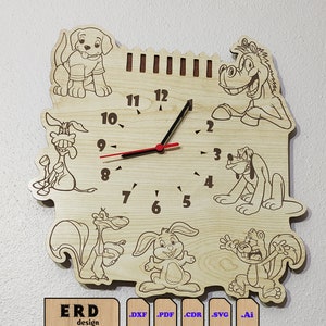 Puede incluir: Un reloj de madera con un tema de animales de dibujos animados. La esfera del reloj presenta una aguja de reloj negra y roja sobre un fondo blanco con números negros. El reloj está rodeado de animales de dibujos animados, incluyendo un perro, una ardilla, un conejo y un caballo. El reloj está hecho de madera y tiene un acabado de madera natural.