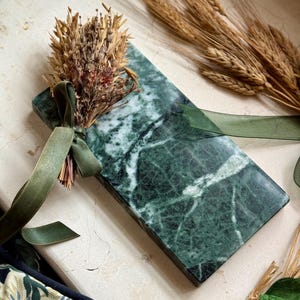 Vassoio in marmo Verde Guatemala dal colore verde intenso e costellato da venuzze grigie. Forma rettangolare, angoli totalmente smussati. La finitura è lucida a specchio. Può essere usato come portacandele o per accogliere vari oggetti.