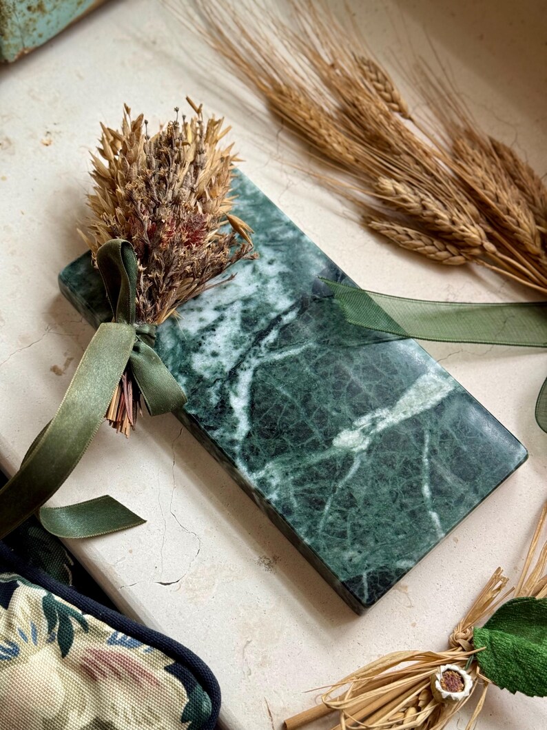 Vassoio in marmo Verde Guatemala dal colore verde intenso e costellato da venuzze grigie. Forma rettangolare, angoli totalmente smussati. La finitura è lucida a specchio. Può essere usato come portacandele o per accogliere vari oggetti.