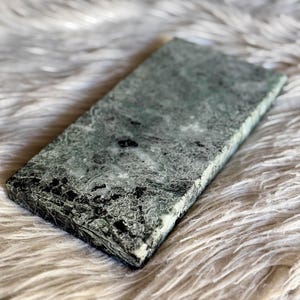 Vassoio in marmo Verde Guatemala dal colore verde intenso e costellato da vene bianche. Forma rettangolare, angoli totalmente smussati. La finitura è leggermente ruvida. Può essere usato come portacandele o per accogliere vari oggetti.