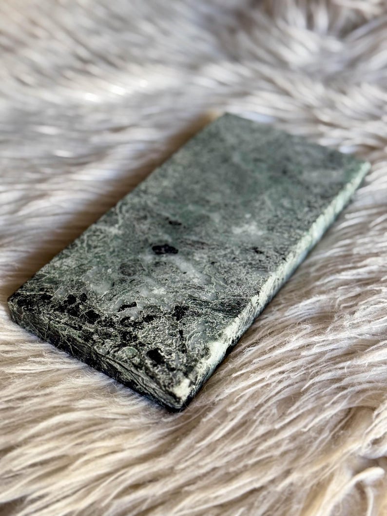 Vassoio in marmo Verde Guatemala dal colore verde intenso e costellato da vene bianche. Forma rettangolare, angoli totalmente smussati. La finitura è leggermente ruvida. Può essere usato come portacandele o per accogliere vari oggetti.