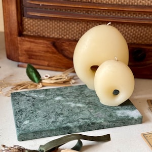 Vassoio in marmo Verde Guatemala dal colore verde intenso e costellato da vene bianche. Forma rettangolare, angoli totalmente smussati. La finitura è leggermente ruvida. Può essere usato come portacandele o per accogliere vari oggetti.