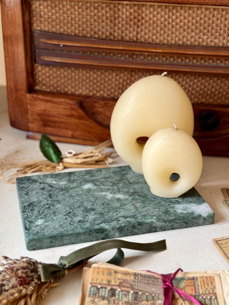 Vassoio in marmo Verde Guatemala dal colore verde intenso e costellato da vene bianche. Forma rettangolare, angoli totalmente smussati. La finitura è leggermente ruvida. Può essere usato come portacandele o per accogliere vari oggetti.