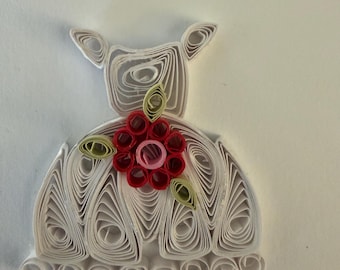 Abito da sposa con decorazioni in quilling e biglietto con bouquet di fiori