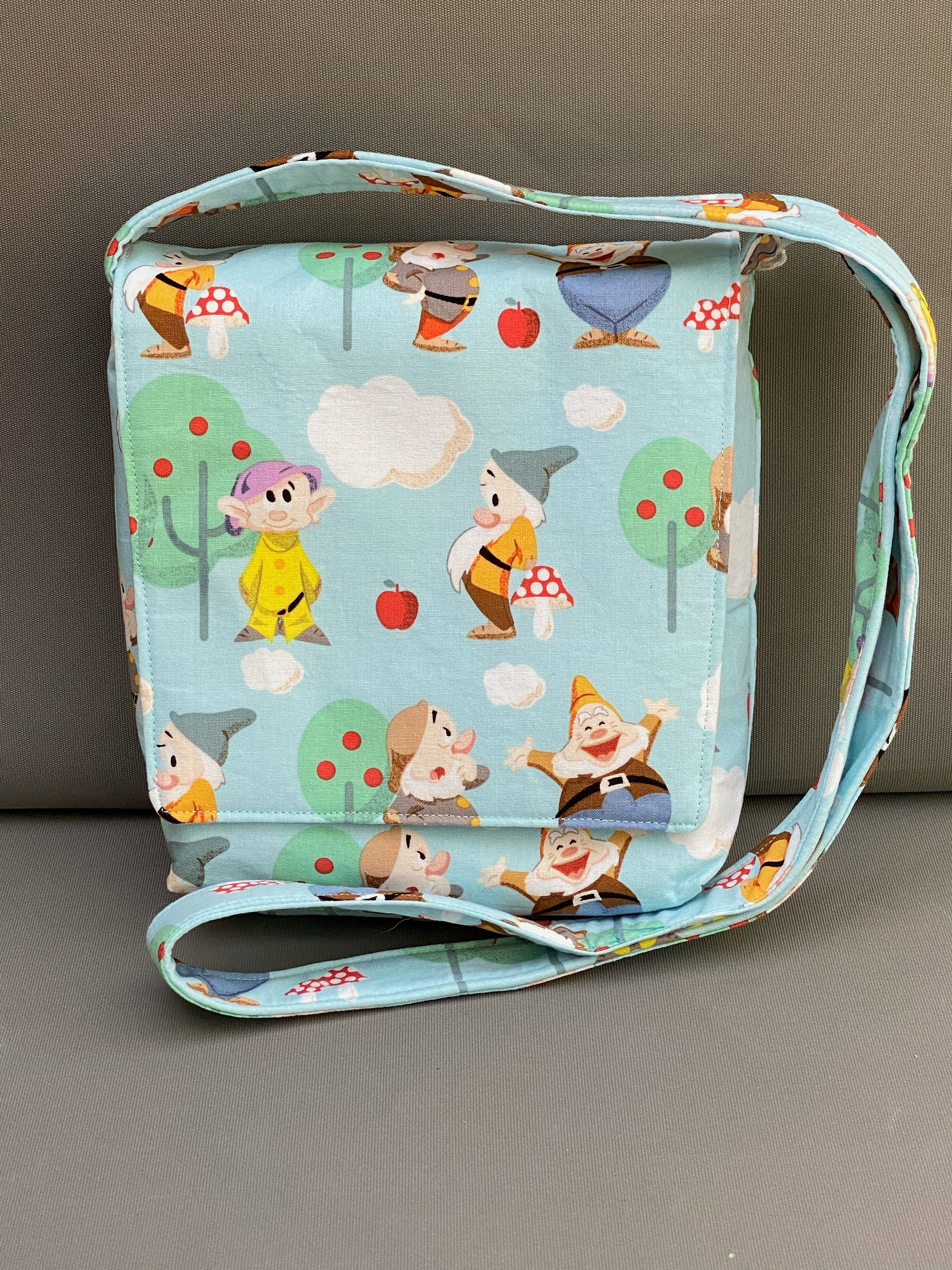 Zeven dwergen op lichtblauwe mini-kleptas