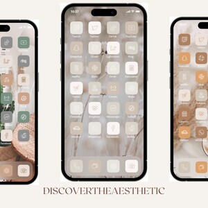 Puede incluir: Una captura de pantalla de un teléfono móvil que muestra una pantalla de inicio personalizada con iconos de aplicaciones en un estilo minimalista. Los iconos son contornos blancos sobre un fondo beige. La imagen de fondo es una foto borrosa de hierba de pampa seca.