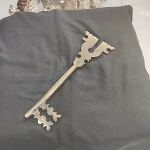 Large skeleton key,brass rustic skeleton key,decorative keys,vintage look style,antique church keys,unique home decor,wall decoration