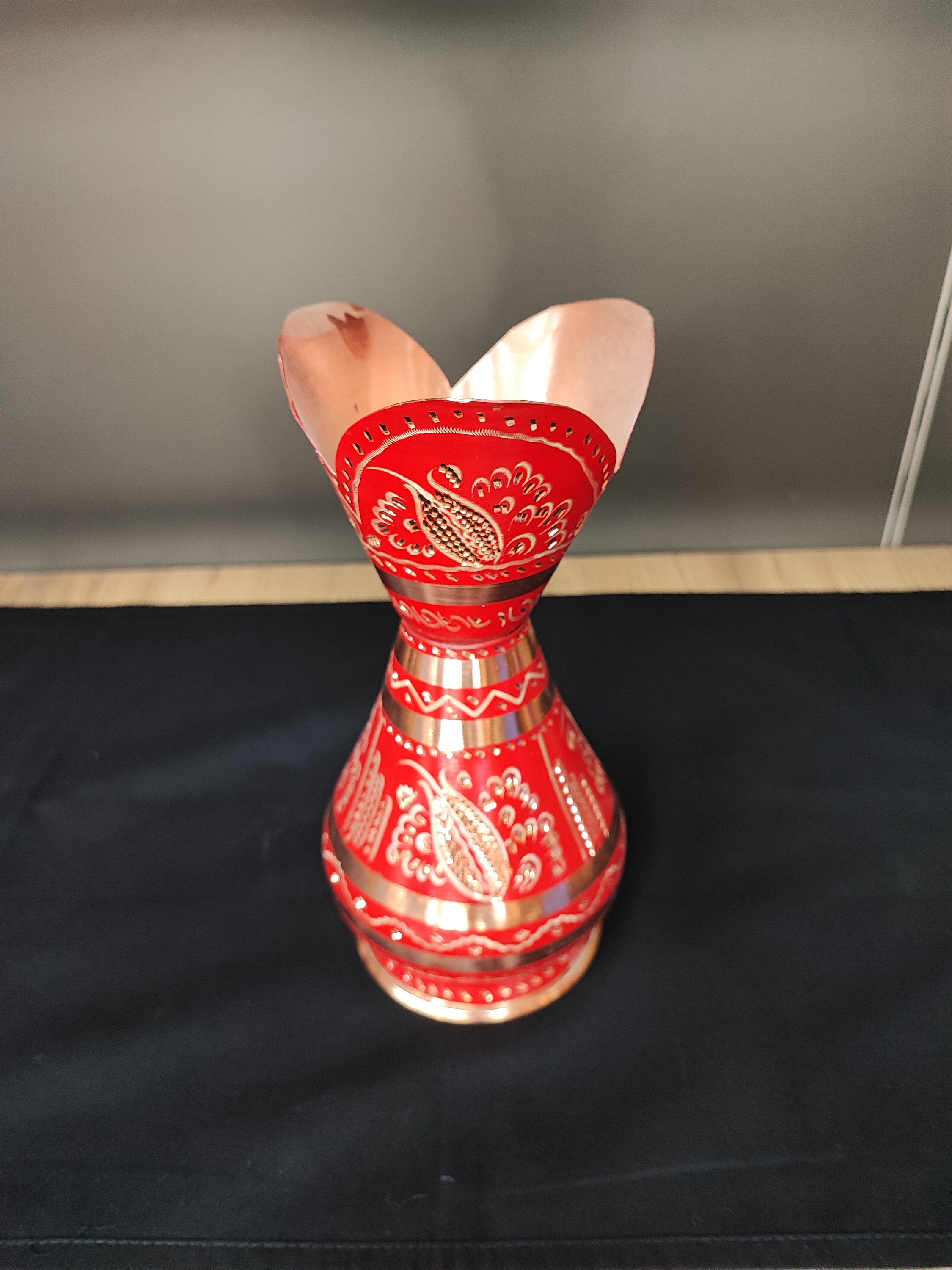 手作りの銅製花瓶、伝統的なデザインの銅製花瓶、トルコの銅製の家庭