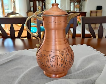 Jarra de agua de cobre con tapa, jarra de cobre puro martillado, decoración de cobre para el hogar y la cocina, olla de cobre única, jarra de cobre grabada, regalos de Navidad