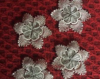 a total of 4 daisy-patterned elegant shuttle laces with bead embroidered edges
