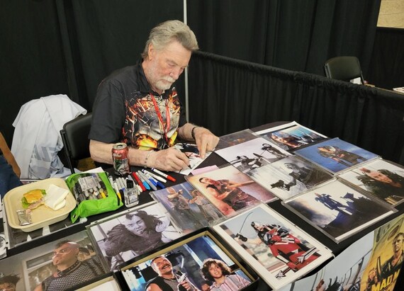 ヴァーノン・ウェルズ・ウェズ直筆サイン入り8x10写真 マッドマックス2