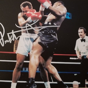 Pinklon Thomas signiert 20x10 Foto gegen Iron Mike Tyson WBC/WBA Schwergewicht Meisterschaft Kampf