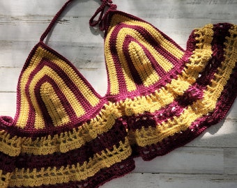 Patrón de malla con volantes para top corto a rayas tejido a crochet