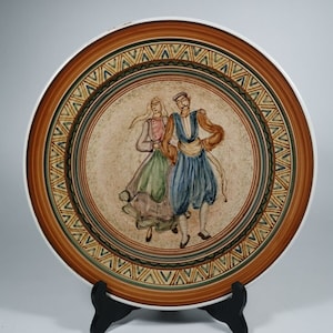 Assiette décorative en céramique Keramikos faite main vintage grecque « Couple en costumes traditionnels »