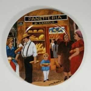 Könnte beinhalten: Ein runder Teller aus Keramik mit einer bemalten Szene einer Bäckerei namens "Panetteria di L'Angelo". Die Bäckerei ist gefüllt mit Brotlaiben und Menschen kaufen Brot. Der Teller hat einen braunen, orangen und gelben Hintergrund mit einem weißen Rand.
