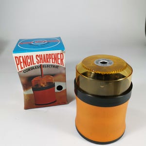 Temperamatite elettrico vintage senza fili con scatola / Temperamatite da tavolo retrò arancione e nero / Articolo da collezione per la scuola degli anni '60
