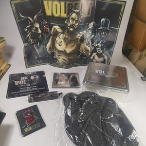 Cofanetto in edizione limitata Volbeat – Seal the Deal & Let's Boogie / CD/DVD, toppa, poster, cappello, custodia in latta – Rock Band Collector's Box