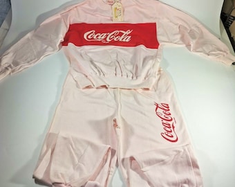 Conjunto de sudadera con capucha Coca-Cola Murjani, talla grande. Diseñado en EE. UU. Fabricado en Portugal. Rosa bebé, años 80.