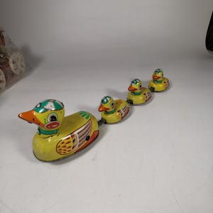 Vintage Tin Duck Family Pull Toy – Colorful Wind-Up Style – Collectible Metal Duck Train Toy