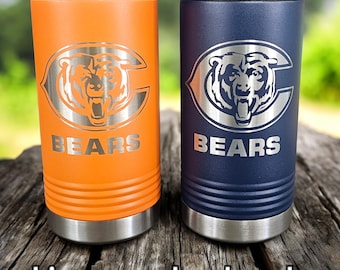 Enfriadores de latas con aislamiento polar camel de los Chicago Bears. Debes tenerlos en el portón trasero. Selecciona latas estándar o delgadas.