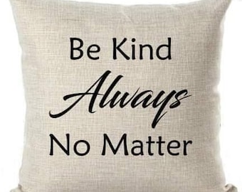 Funda de almohada de 40x40 cm con estampado de la letra de "Be Kind Always No Matter" de Dave Matthews (DMB), confeccionada en poliéster y lino de alta calidad. Incluye cremallera en la parte inferior.