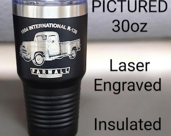 Vaso térmico Case IH Farmall International Truck Serie R 1954 con grabado láser. Capacidad: 12 oz (sin tallo), 20 oz (normal) y 30 oz (grande).