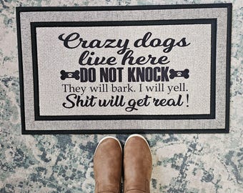Felpudo de goma resistente con diseño de perros locos que viven aquí, antideslizante, de 18 x 30 cm.