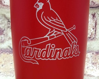El vaso de vino sin tallo muy pequeño con grabado láser y aislamiento de los St. Louis Cardinals de 12 oz es un vaso para vino sin tallo muy pequeño.