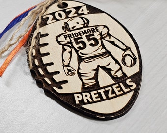 Adorno de fútbol para la noche de los mayores Año de graduación Grabado y cortado Apellido, número, mascota de la escuela, año