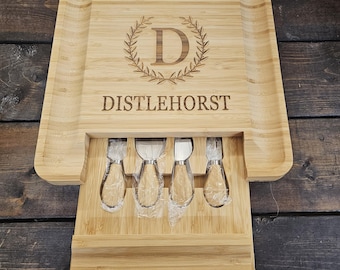 Tabla de charcutería con utensilios para servir Inicial en corona de laurel con nombre Agregue su texto personalizado Aniversario de bodas Cumpleaños Inauguración de la casa