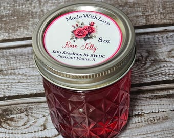 Gelatina de pétalos de rosa de 8 oz. Elaborada en lotes pequeños en el centro de Illinois con pétalos de rosa, agua, pectina, jugo de limón y azúcar. ¡A mis clientes locales les ENCANTA!