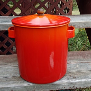 Vintage Orange to Red Ombre Enamel Stock Pot with Lid; Off White Interior; Cook Pot; Stew pot; Retro 60's/70's Kitchenware