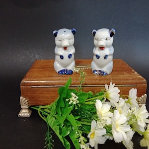 Vintage Blaue und Weiße Keramik Schwein Salz und Pfefferstreuer; hergestellt in Japan mit Goldrand; Mid Century