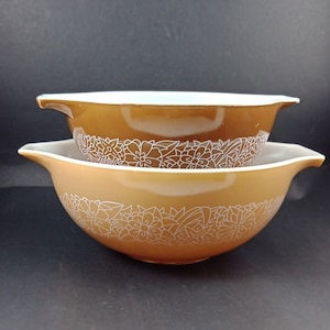 Vintage Paar Pyrex Woodland Cinderella Schalen; Braune und hellbraune Nesting-Rührschüsseln; #442, 443; Ca. 1970er Jahre