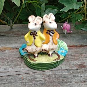 Estatueta colecionável vintage Beswick Kitty MacBride; Uma Dupla Lei nº 2.527; Dois ratos dançantes; Pintado à mão; Feito na Inglaterra; Por volta de 1975-1983