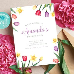 Puede incluir: Una tarjeta de invitaci&oacute;n blanca con un borde floral de narcisos amarillos y tulipanes morados y rojos. El texto de la tarjeta dice "Est&aacute;s invitado a la fiesta de cumplea&ntilde;os de Amanda".