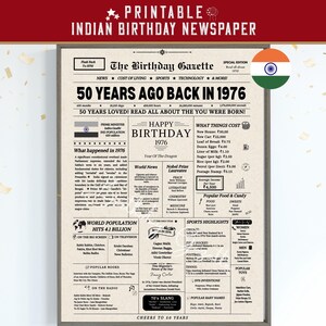 Puede incluir: Un periódico de cumpleaños indio imprimible enmarcado de 1976. El periódico es de color beige con texto negro y presenta titulares, artículos y un gráfico de la bandera india. El titular dice "50 Years Ago Back in 1976."