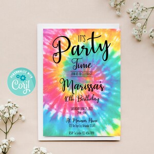 Może przedstawiać: Kolorowe zaproszenie tie-dye na 10. urodziny. Zaproszenie zawiera tekst "It's Party Time" i "Marissa's 10th Birthday". Zaproszenie zawiera datę, godzinę i miejsce imprezy.
