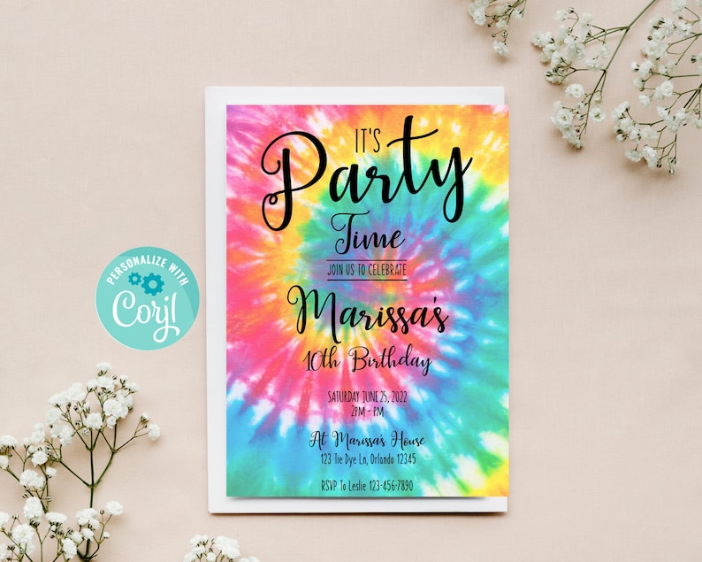 Może przedstawiać: Kolorowe zaproszenie tie-dye na 10. urodziny. Zaproszenie zawiera tekst "It's Party Time" i "Marissa's 10th Birthday". Zaproszenie zawiera datę, godzinę i miejsce imprezy.