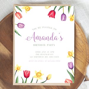 Puede incluir: Una tarjeta de invitaci&oacute;n blanca con un borde floral morado. El texto dice "Est&aacute;s invitado a la fiesta de cumplea&ntilde;os de Amanda" con la fecha, la hora, la ubicaci&oacute;n y la informaci&oacute;n de RSVP a continuaci&oacute;n.